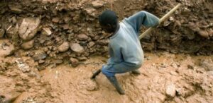 TUJIUNGE Mine Coltan un enfant travaille